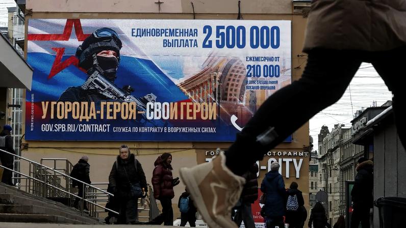 Propaganda do serviço militar em São Petersburgo, segunda maior cidade da Rússia (Foto: ANATOLY MALTSEV/EFE/EPA)