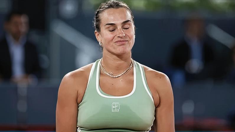 Aryna Sabalenka faz careta durante a derrota para a norte-americana Hailey Baptiste no Madrid Open