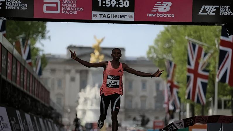 Sabastian Sawe atravessa a linha de chegada em Londres, sendo o primeiro homem a correr uma maratona em menos de duas horas