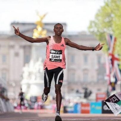 Queniano recebe prêmio por terminar maratona em menos de duas horas