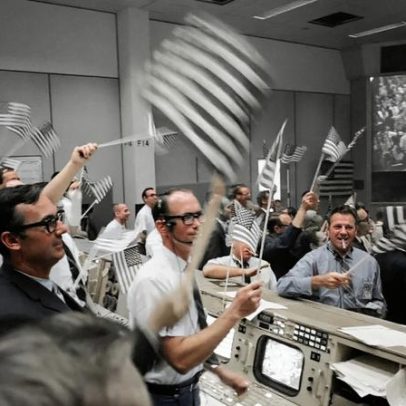 Evolução das salas de controle da NASA em fotos
