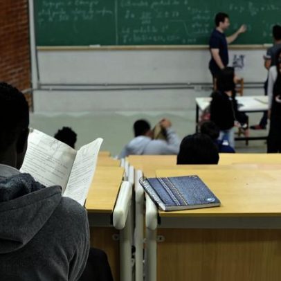 Curso de jornalismo precisa ser crítico diante de IA e fakes, diz professora
