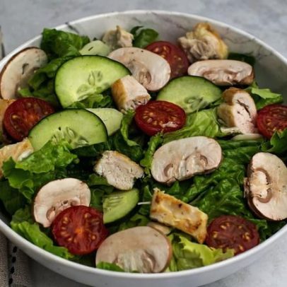 Três saladas com proteína para um jantar saudável