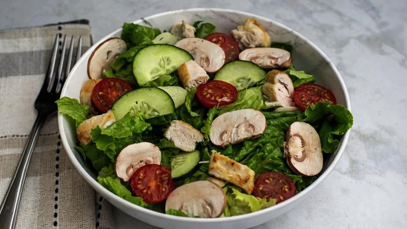 Salada com frango e cogumelo