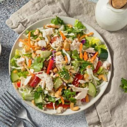 Salada com proteína: como preparar opção prática e nutritiva