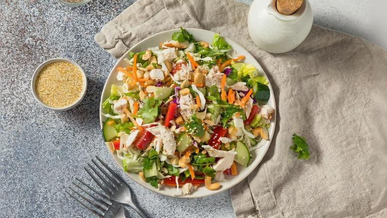 A salada com proteína se torna mais saborosa e nutritiva