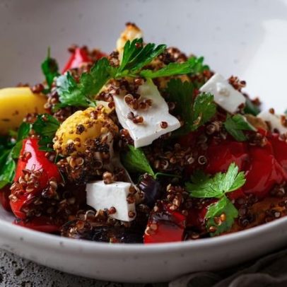 Salada morna oferece 5 opções de almoço ricas em proteínas