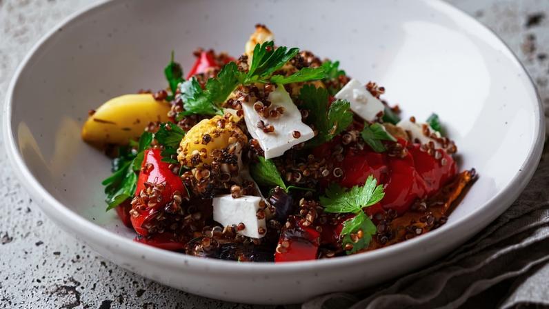 Salada morna de quinoa com vegetais