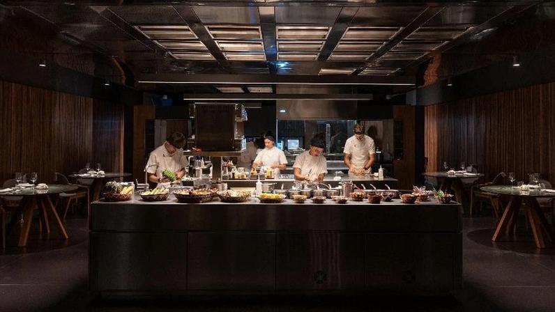Cozinha aberta do triestrelado Tuju revela um novo olhar do Guia Michelin