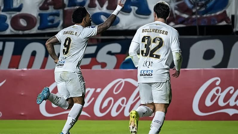 Gabigol comemora gol do Santos contra o San Lorenzo pela Copa Sul-Americana