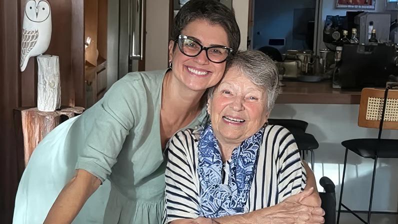 Sandra Annenberg ao lado da mãe, Débora Takser