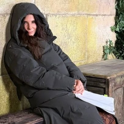 Sandra Bullock posou encapotada e cita um de seus filmes mais queridos