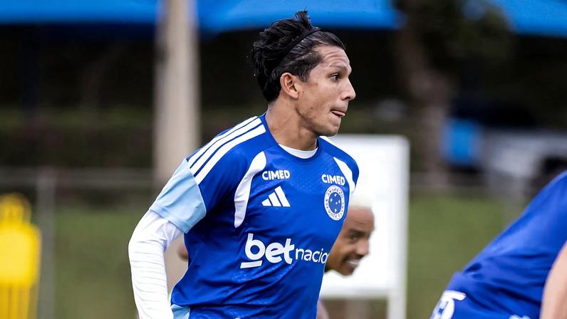 Lucas Romero participou parcialmente dos treinos desta quinta-feira (9/4), na Toca da Raposa, e pode reforçar o Cruzeiro contra o Bragantino