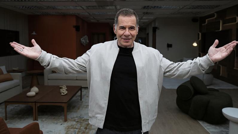 Leandro Hassum na sede da Casa do Patrão
