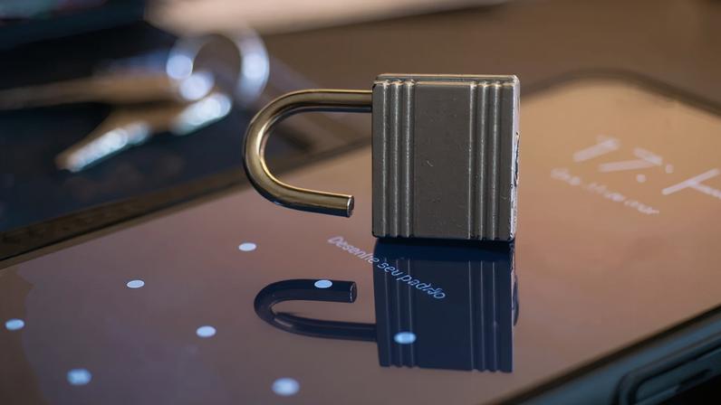 O bloqueio de tela é uma das medidas de segurança mais importantes em smartphones. Sem bloqueio, qualquer contato breve com o aparelho é suficiente para instalar um programa espião — Foto: Altieres Rohr/G1