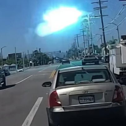 Avião de pequeno porte atinge poste de energia em Los Angeles