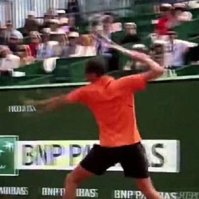 Medvedev perde para Berrettini após quebra de raquete em jogo com bicicleta