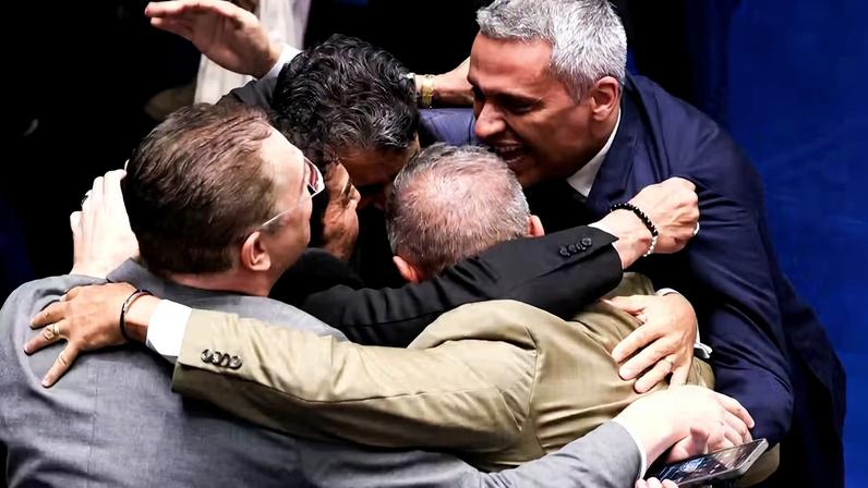 Senadores comemoram rejeição da indicação de Jorge Messias para vaga no STF — Foto: Lula Marques/Agência Brasil