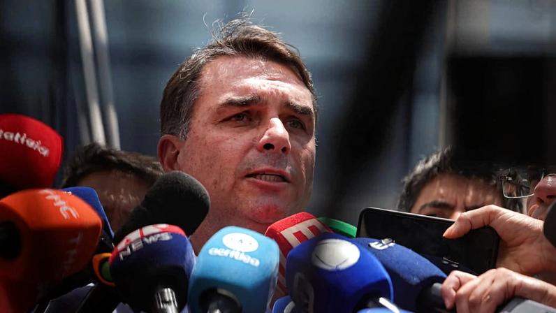 Senador Flávio Bolsonaro (PL-RJ) fala com a imprensa ao deixar o hospital DF Star no final da manhã desta sexta-feira (13/03)