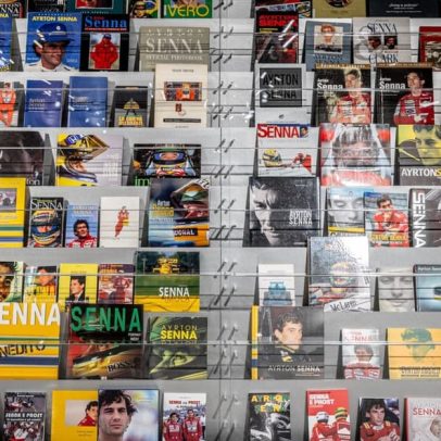 Exposição relembra Senna com carro histórico e peça associada ao acidente