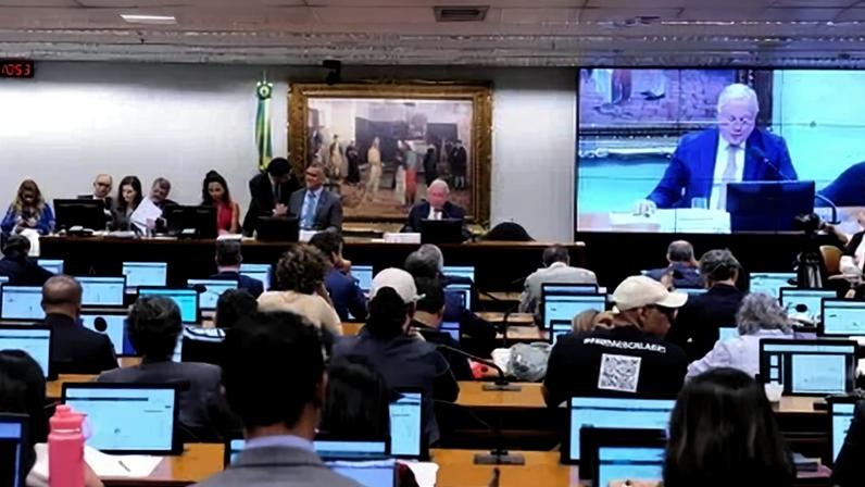 Sessão da CCJ da Câmara durante leitura do voto do relator das PECs da Escala 6x1, deputado Paulo Azi
