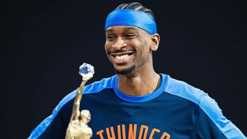 Shai Gilgeous-Alexander com o troféu de jogador mais valioso da NBA 2024/2025