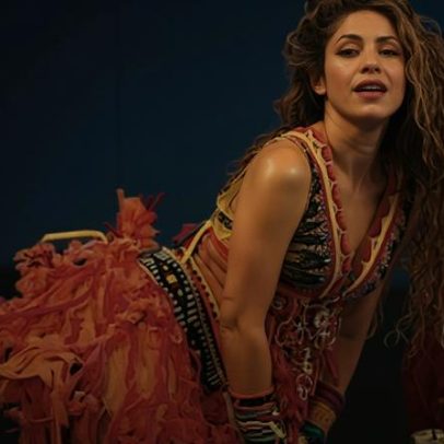 Shakira em Copacabana promove show gratuito com seis camisetas para fãs