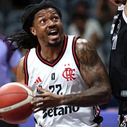 Destaque do Flamengo é expulso após lance antidesportivo contra o Vasco no NBB
