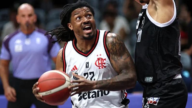 Destaque do Flamengo é expulso após lance antidesportivo contra o Vasco no NBB