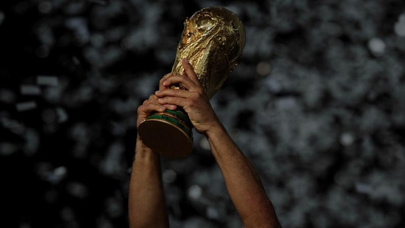 Mãos levantando a Copa do Mundo