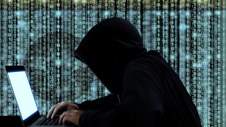 ilustração mostra sombra de hacker diante de bandeira da Coreia do Norte