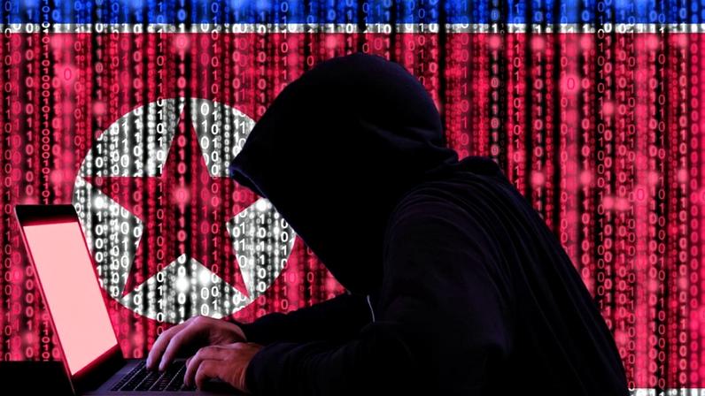 ilustração mostra sombra de hacker diante de bandeira da Coreia do Norte
