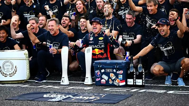Red Bull comemorando o título dos construtores em Suzuka, no ano de 2023.
