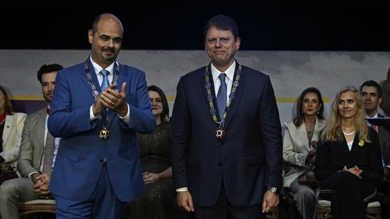Mateus Simões (à esquerda) entregou o Grande Colar da Inconfidência a Tarcísio de Freitas (à direita)
