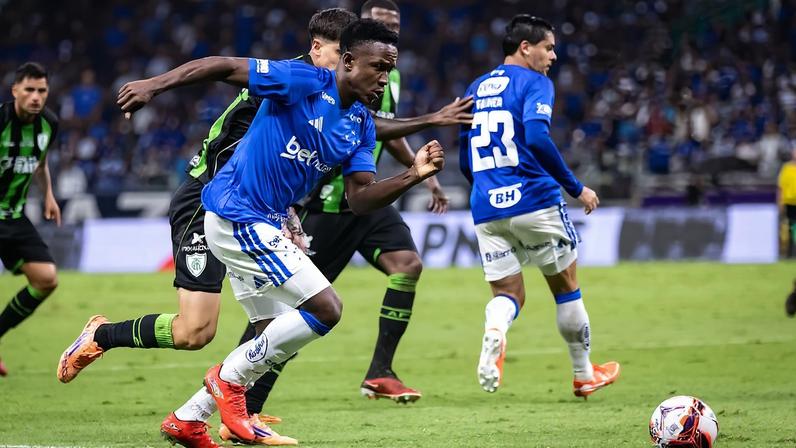 Sinisterra só fez duas partidas em 2026, uma delas contra o América, pelo Mineiro, no dia 8 de fevereiro; atacante está fora há quase dois meses