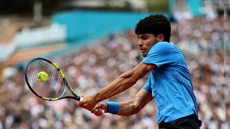 Carlos Alcaraz durante a final do Masters 1000 de Monte Carlo (Foto: Valery HACHE / AFP)