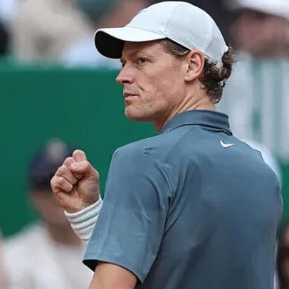 Sinner vence Alcaraz, conquista Monte Carlo e volta a ser número 1 do mundo