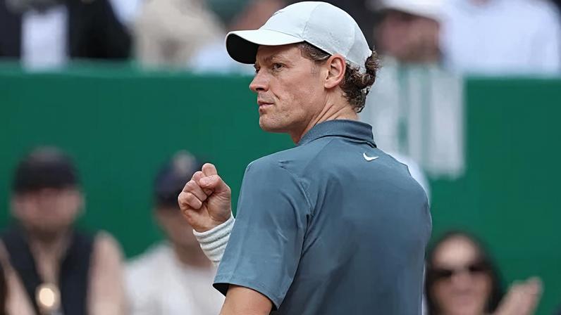 Jannik Sinner comemora ponto na final contra Carlos Alcaraz em Monte Carlo