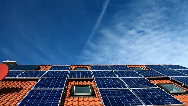Na imagem, painéis de geração de energia solar