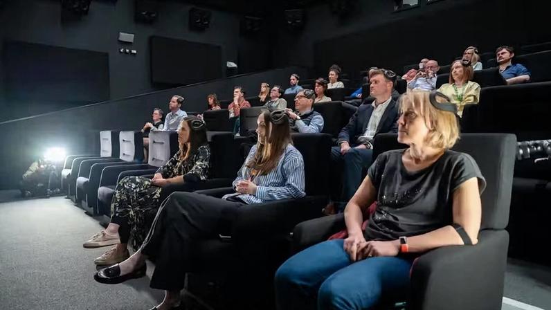 Espectadores no “cinema inteligente” da Universidade de Bristol têm dados cerebrais e de frequência cardíaca coletados durante exibição do curta-metragem “RENO” — Foto: Universidade de Bristol