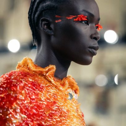Chanel Cruise 2027 aposta em cabelo molhado, cores vivas e pele luminosa