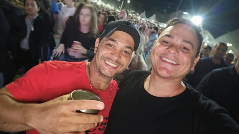 imagem colorida socorrista homenageia filho acidente