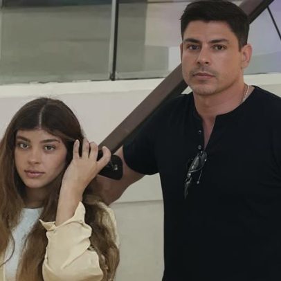 Cauã Reymond curte dia de compras com a filha