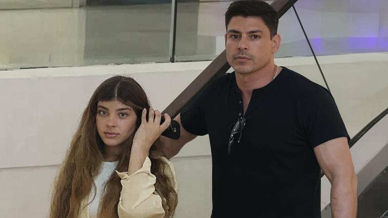 Cauã Reymond curte dia de shopping com a filha