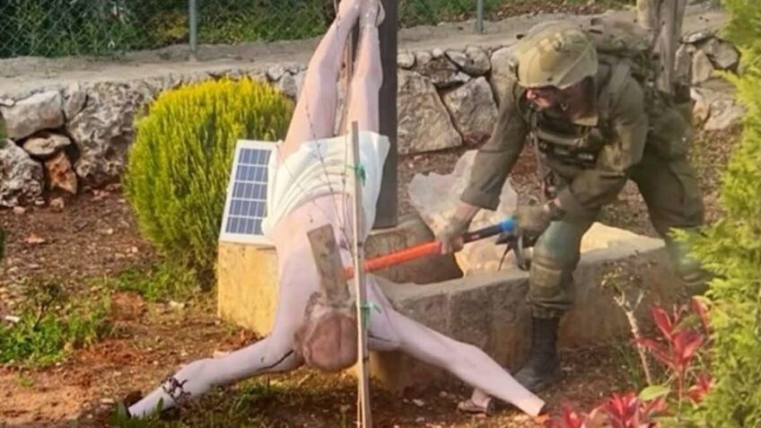Imagem mostra soldado israelense depredando uma estátua de Cristo no sul do Líbano; investigação conduzida pelas autoridades militares deve apurar as circunstâncias do ato