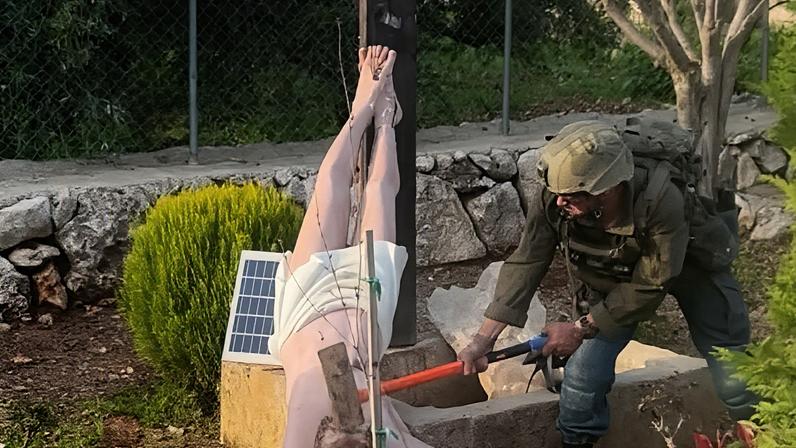 Imagem confirmada por Israel como real mostra soldado israelense depredando uma estátua de Cristo no sul do Líbano