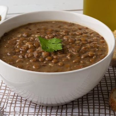 Cinco sopas proteicas para o almoço e começo de semana com energia