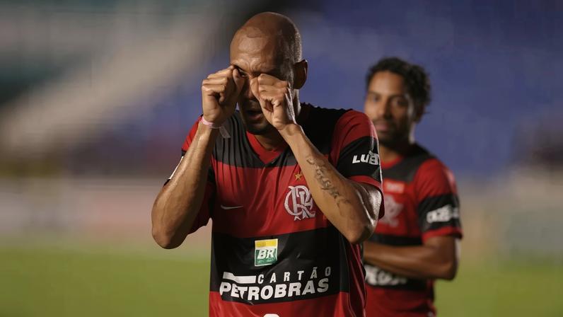 Souza comemora gol com a camisa do Flamengo: com estilo rompedor e muita irreverência, ele ganhou o apelido de Caveirão e marcou época no Rio de Janeiro. (JULIO CESAR GUIMARÃES/LANCEPRESS)