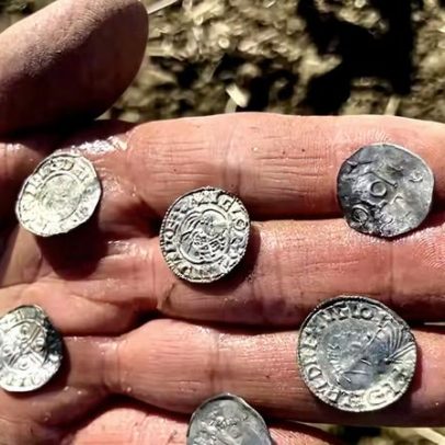 Três mil moedas vikings são encontradas no mesmo local, com fotos