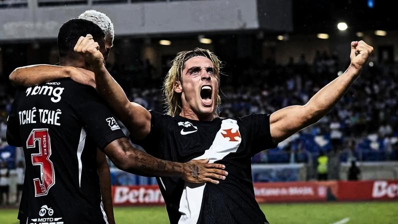 Spinelli comemora o gol do Vasco com os companheiros (Foto: Matheus Lima/Vasco)